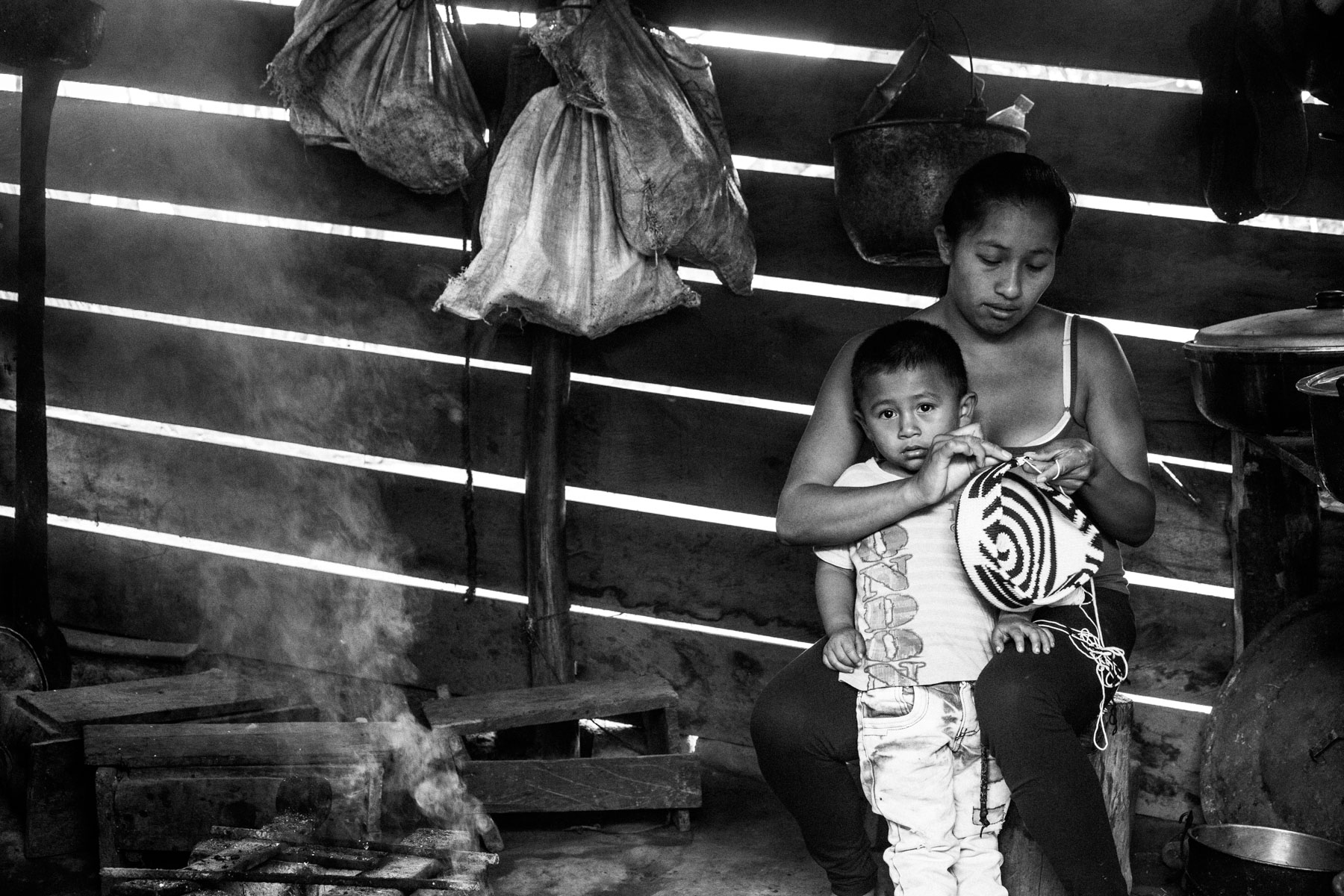 Mujeres Tejedoras, Nasa Maria Elena Uscue Ul (21 años) con su hijo David Pavi Nuscue (3 años), La Primicia, Resguardo San Francisco. Cauca, Colombia, Agosto 19, 2018.