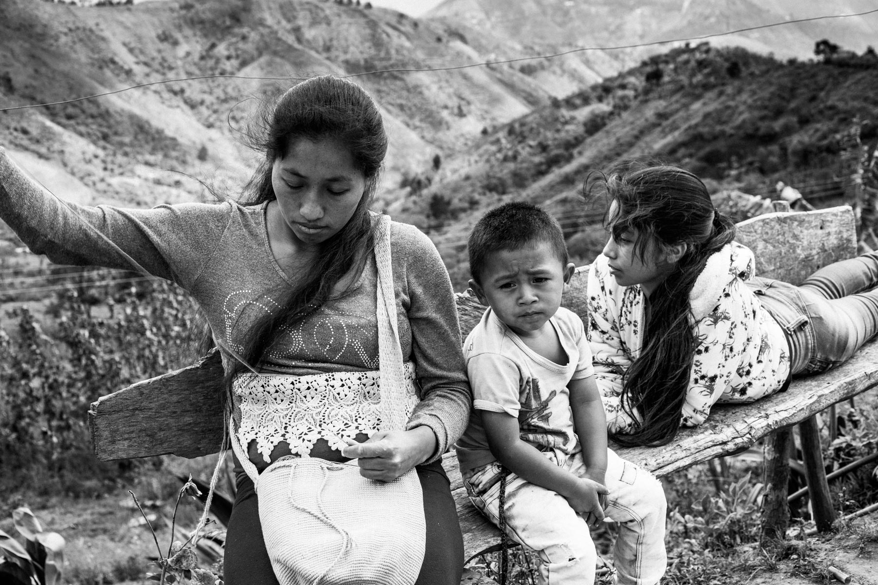 Mujeres Tejedoras, Nasa Finca de Luz Mery Pavi Tenorio (39 años). Maria Elena Uscue Ul (21 años) con su hijo David Pavi Uscue (3 años), La Primicia, Resguardo San Francisco. Cauca, Colombia, Agosto 19, 2018.