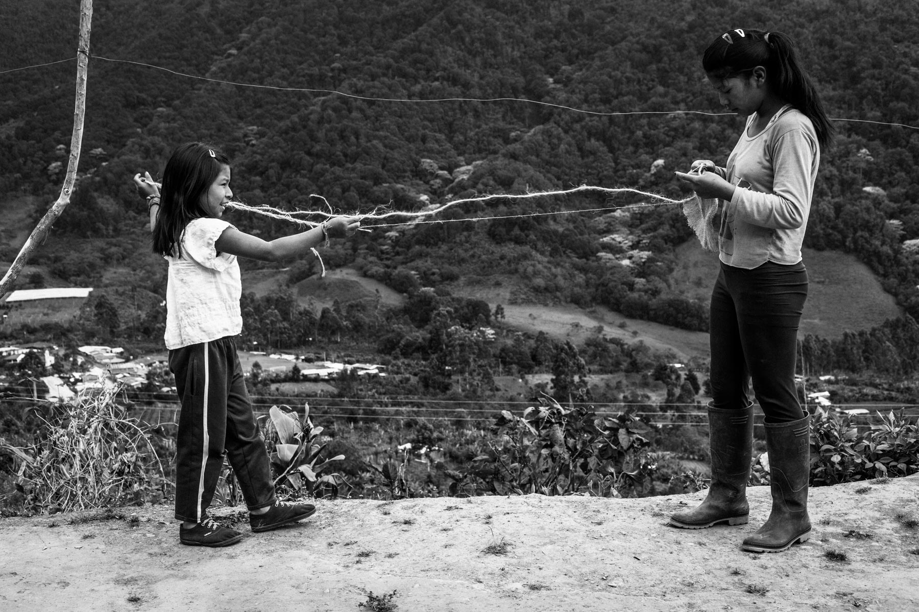 Nasa Kids Finca de Luz Mery Pavi Tenorio (39 años). Francy Liliana Pazu Pavi (15 años) y Luz Zorayda (8 años), La Primicia, Resguardo San Francisco. Cauca, Colombia, Agosto 19, 2018.