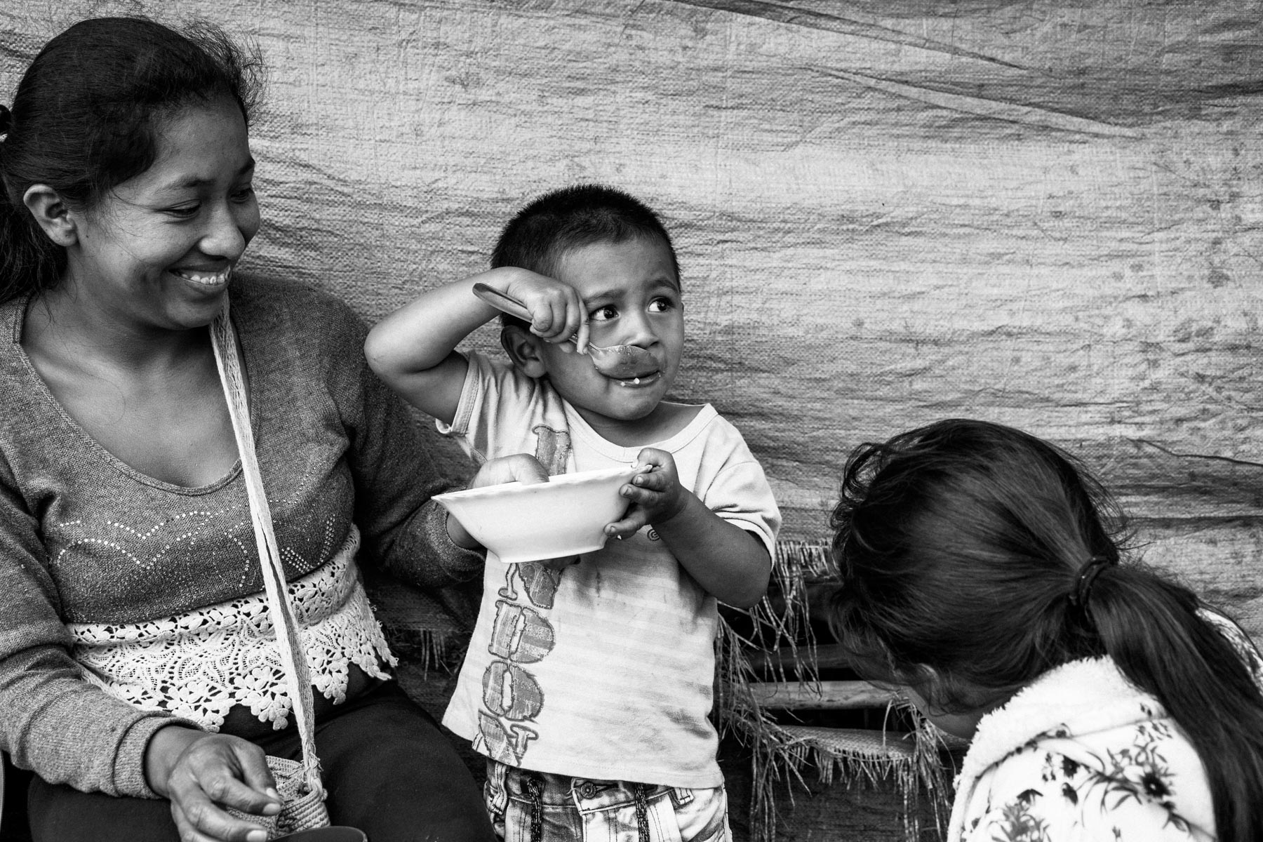 Mujeres Tejedoras, Nasa Maria Elena Uscue Ul (21 años) con su hijo David Pavi Uscue (3 años), La Primicia, Resguardo San Francisco. Cauca, Colombia, Agosto 19, 2018.