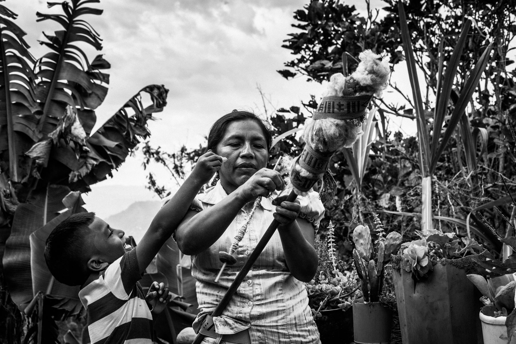 Mujeres Tejedoras, Nasa Laura Pazu (43 años) con sus nietos Laura Milena Secue Mestizo (8 años) y Ivan Fernando Secue Mestizo (6 años), Potrerito, resguardo Toribío, Agosto 19, 2018.