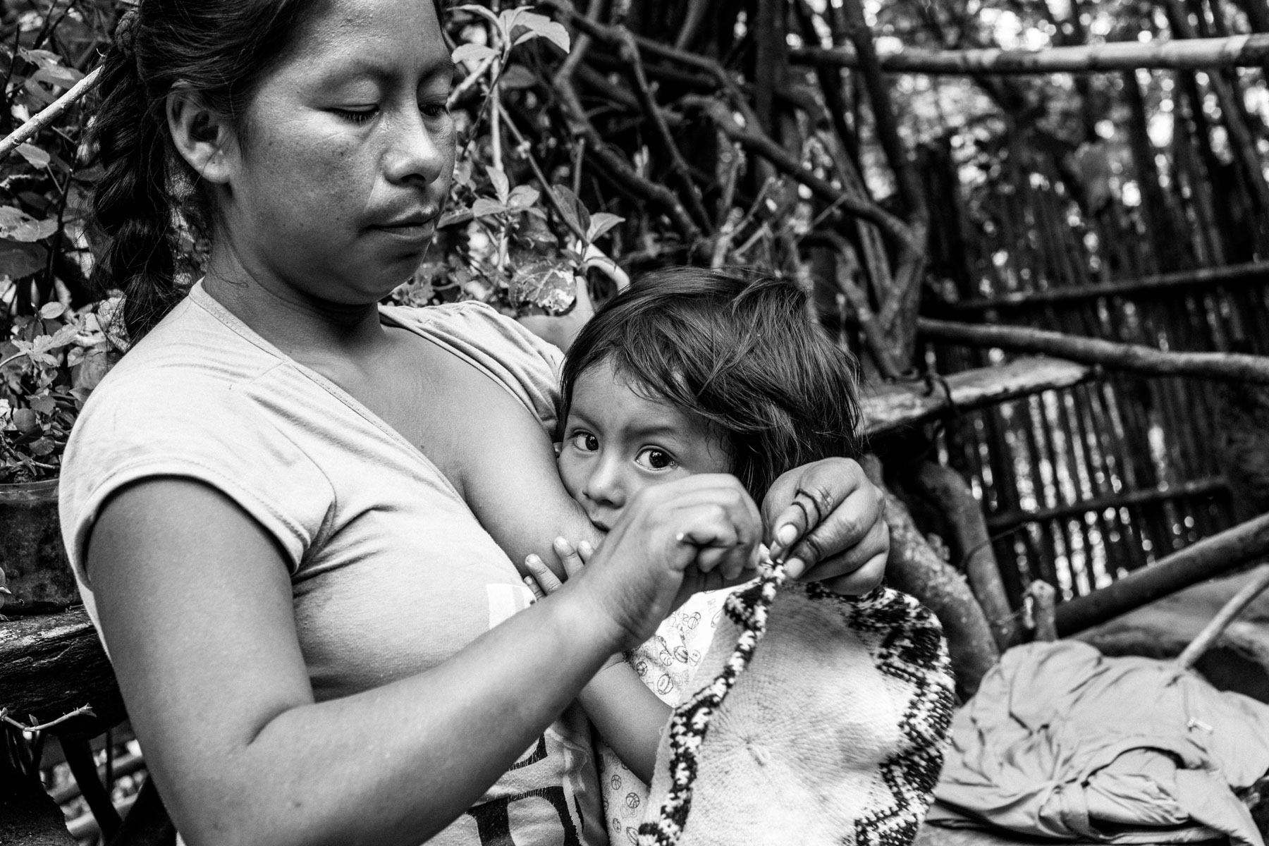 Omaira Bitonás Dagua (36 años) con su hijo Faduar Emir Yatacue Bitonco (18 meses), El Tablazo, Toribío, Cauca, Colombia. Septiembre 6, 2018.