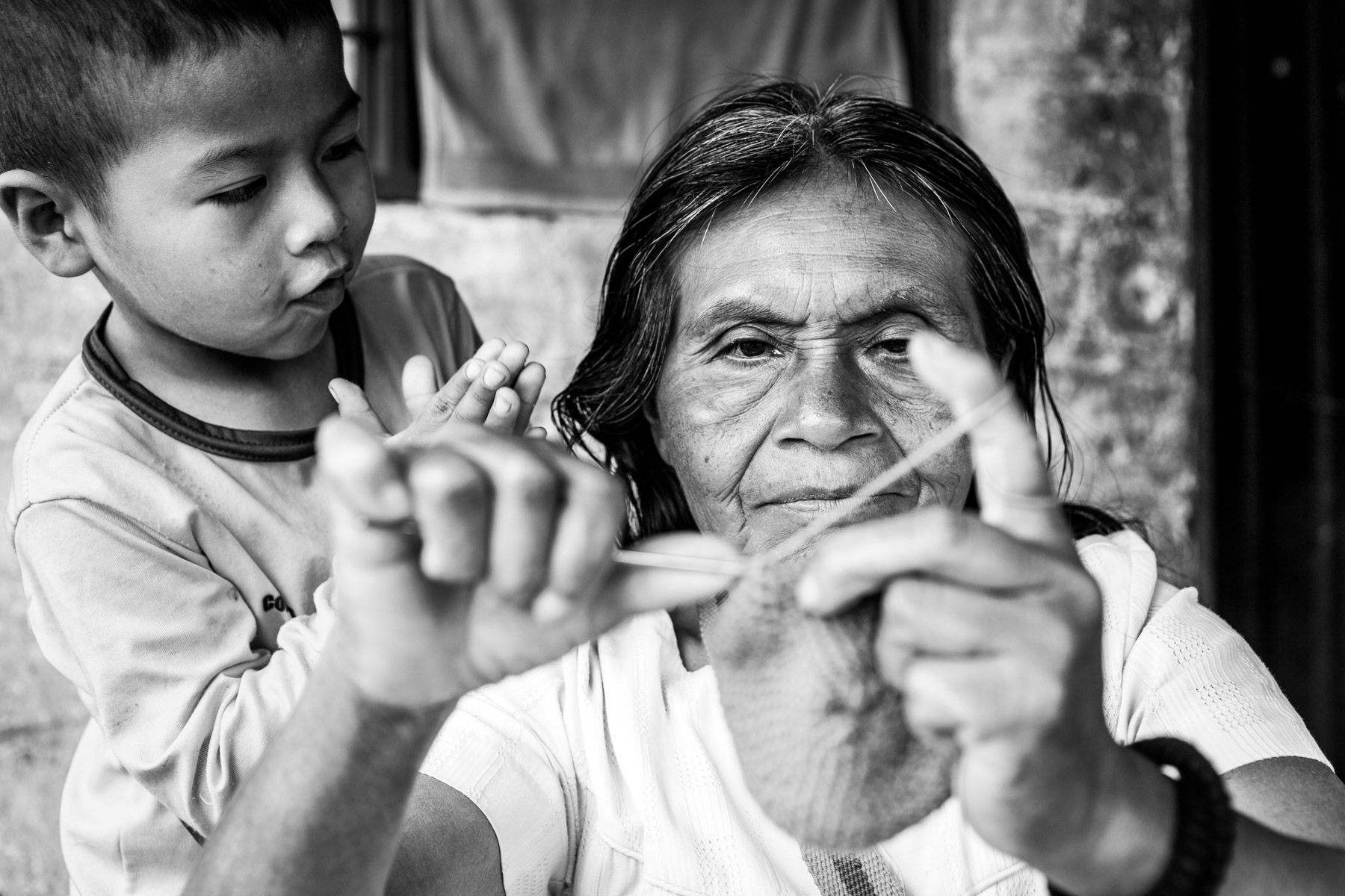 Emilia Julicue Secue (58 años) con el bisnieto Arnold (5 años), La Estrella, Toribío, Cauca, Colombia. Septiembre 7, 2018.