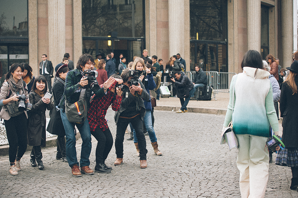 Parigi. Place de Iena. Ancora prima della sfilata di Miu Miu. In assenza di meglio, anche un maglione in dégradé vale una foto./////Paris. Place de Iena. Before the Miu Miu show. In the absence of better, even a sweater in dégradé is worth photographing.